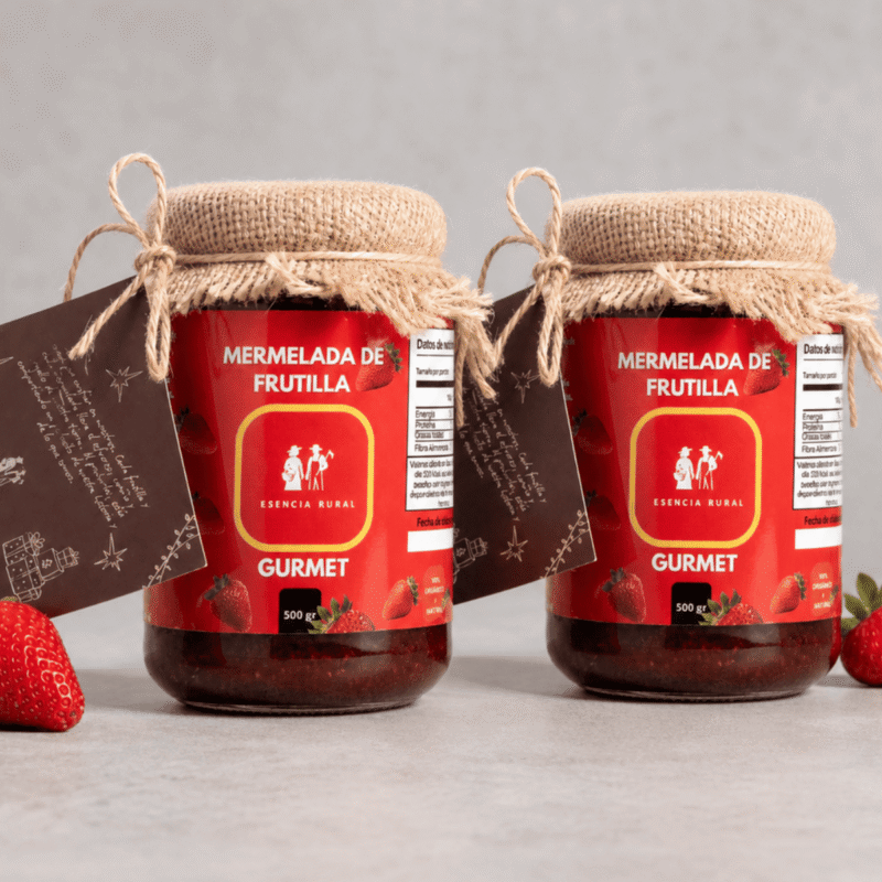Dos frascos de mermelada de frutilla gourmet Esencia Rural de 500 gramos presentados juntos, mostrando su estética artesanal de alta costura, ideales como regalo corporativo o detalle premium.